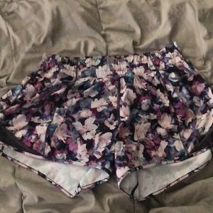 Iululemon low rise hotty hot 4” shorts